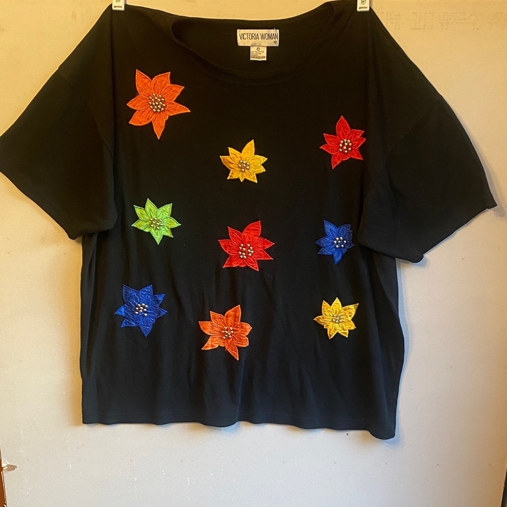❤️Black Tee with Vibrant Floral Design